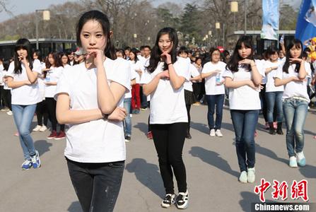 男子练习转笔十多年 练到人笔合一